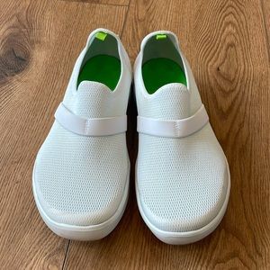 Oofos OOmg Low Mesh size 9